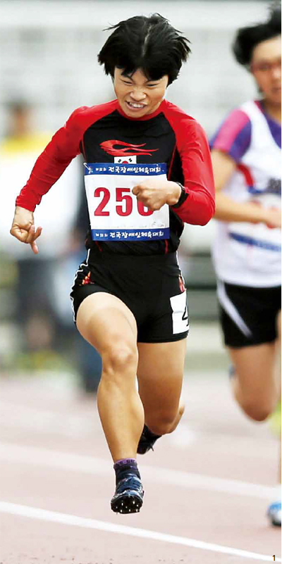 1 지난 10월 9일 열린 여자 100미터 T36 결승에서 런던장애인올림픽 은메달리스트 전민재가 역주하고 있다.