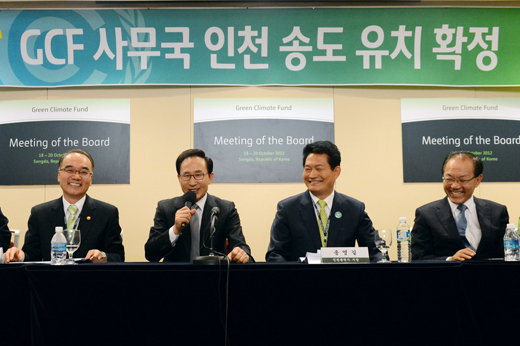 이명박 대통령이 20일 오후 인천시 연수구 송도컨벤시아에서 열린 녹색기후기금(GCF) 사무국 유치확정 공식 기자회견에서 축사를 하고 있다.(사진=청와대)