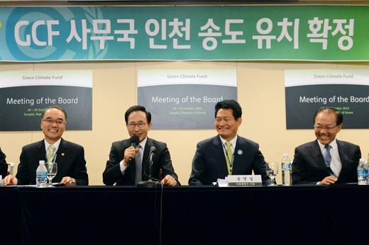 이명박 대통령이 20일 오후 인천시 연수구 송도컨벤시아에서 열린 녹색기후기금(GCF) 사무국 유치확정 공식 기자회견에서 축사를 하고 있다.(사진=청와대)