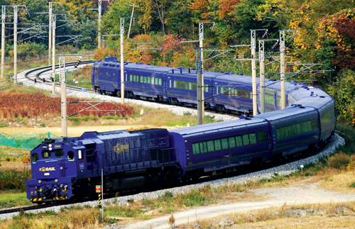 코레일이 지난 2009년부터 운영중인 관광열차 ‘해랑’의 모습. 코레일은 충청북도와 강원도, 경상북도에 걸쳐 있는 중부내륙철도 구간에 관광전문열차를 운행하기로 했다. 관광열차 도입으로 새로운 철도수요 창출과 지역경제 활성화가 기대된다.