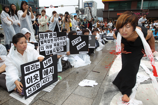 이주여성 관련 사회단체들이 가정폭력 사망 이주여성 추모제를 진행하고 있는 모습. 아직도 우리사회에서 가정폭력은 계속 발생하고 있다.(사진=저작권자 (c) 연합뉴스. 무단전재-재배포금지)  