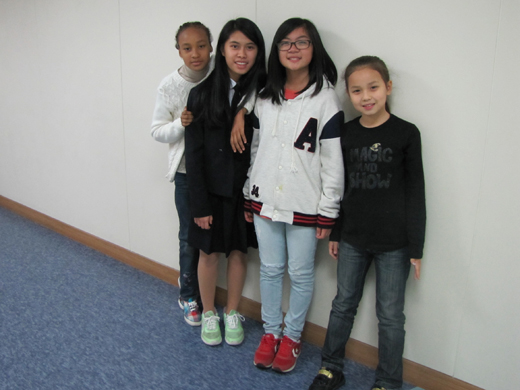 은아(오른쪽 두번째)가 레인보우합창단 단원인 다문화 친구들과 함께 사진촬영을 하고 있다. 