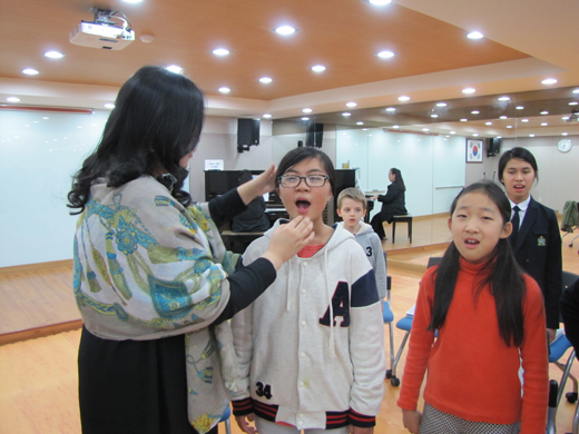 은아가 서울 온드림 다문화가족 교육센터 3층 노래연습실에서 발성연습을 하고 있다. 　　　　