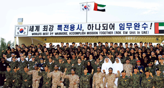 2011년 3월 12일 UAE 아부다비에 도착한 이명박 대통령이 아크부대를 방문해 병사들과 기념촬영을 했다. 아크부대의 ‘아크’는 아랍어로 ‘형제’를 의미한다.