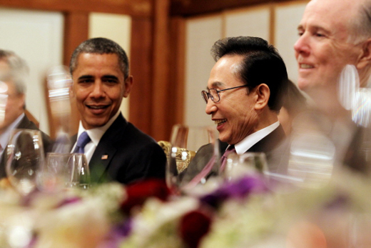 이명박 대통령과 버락 오바마 미국 대통령이 지난 3월 25일 청와대에서 열린 만찬에 참석해 환담을 나누고 있다.(사진=청와대)