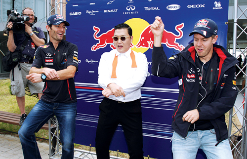 지난 10월 14일 전라남도 영암에서 열린 ‘2012 F1 코리아 그랑프리’에서 우승한 제바스티안 페텔(오른쪽)과 2위를 한 마크 웨버가 싸이에게 말춤을 배우고 있다.