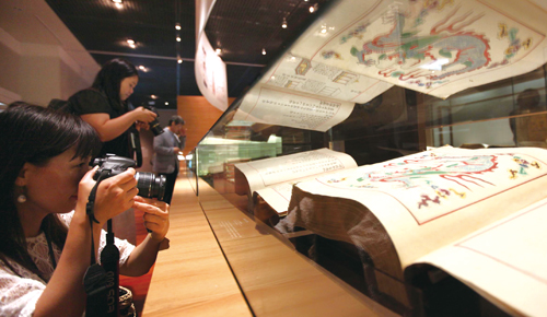 국립중앙박물관에서 2011년 7월 18일 개최된 ‘1백45년 만의 귀환, 외규장각의궤’특별전에서 관객들이 관람하고 있다.