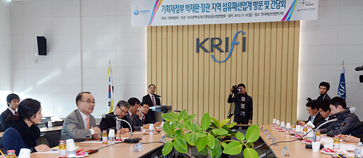 박재완 기획재정부 장관이 12일 대구 섬유패션단지 내 한국패션산업연구원을 방문해 관계자들과 간담회를 갖고 있다.