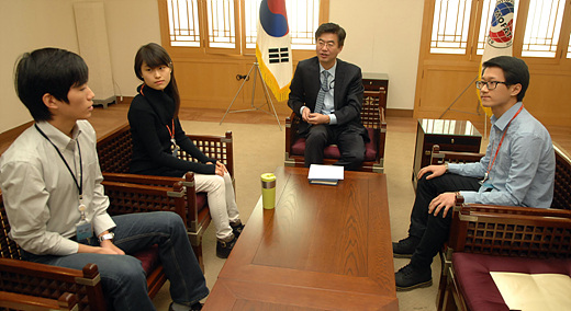글로벌녹색성장서포터즈로 활동하고 있는 고대수, 김민지, 오진식 등 대학생들이 GCF 사무국 한국 유치에 따른 소감 등을 이야기 하고 있다.
