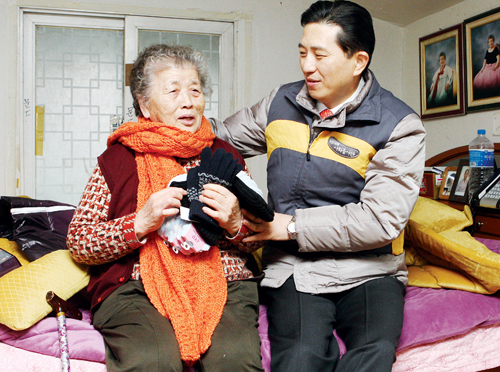 KB금융그룹은 겨울철을 맞아 노인들에게 방한용품을 지원했다. 