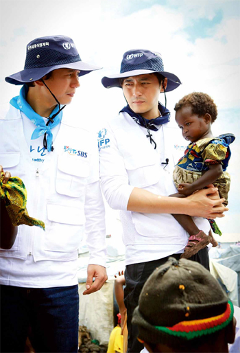 아프리카의 콩고민주공화국을 방문한 배우 장동건과 김민종. 유엔세계식량계획(WFP) 홍보대사이기도 한 이들은 콩고의 난민촌을 찾아 영양식을 나눠주는 등 봉사활동을 했다.