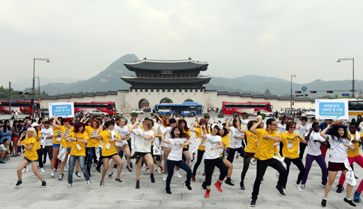 지난해 9월 21일 오전 서울 광화문 광장에서 외국인들이 참여한 K-POP 댄스 플래시몹이 열렸다. 참여한 외국인들이 가수 싸이의 강남스타일 노래에 맞춰 흥겨운 댄스를 선보이고 있다.(사진=저작권자 (c) 연합뉴스. 무단전재-재배포금지) 