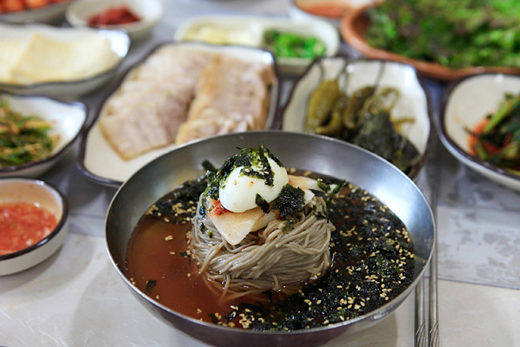 원대막국수식당의 막국수와 보쌈. 