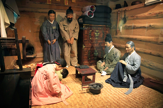인제 산촌사람들의 세시풍속을 형상화한 모형. 