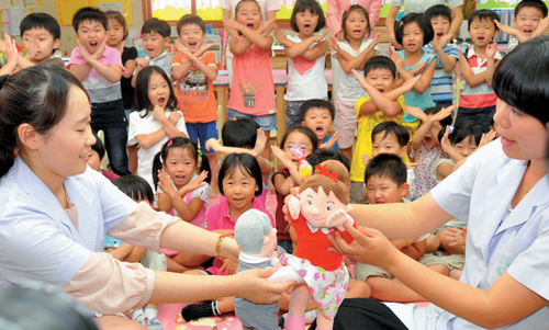 광주광역시의 한 어린이집에서 인형극을 이용한 성폭력 예방교육을 하고 있다.