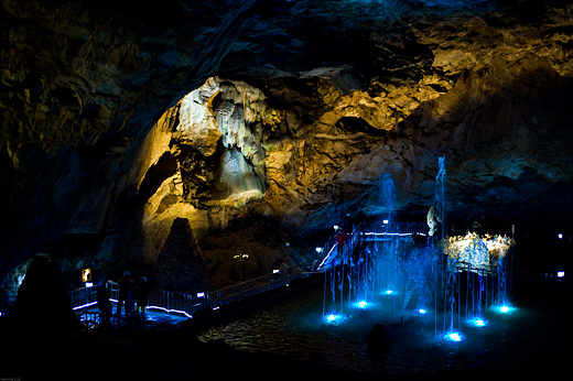 용연동굴의 대형 종유석과 분수대는 여행자들의 눈길을 끈다.