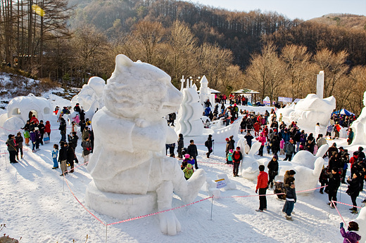 태백산 눈축제에는 눈조각 경연대회에 참여한 아름다운 작품들을 감상할 수 있다. 