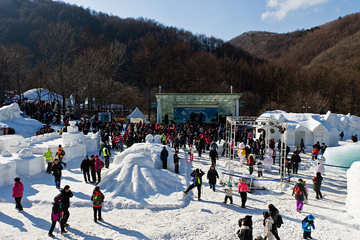 눈축제장의 중앙 무대에서는 다양한 이벤트가 열린다.