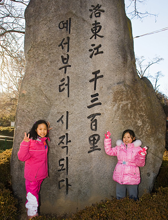 황지연못에 낙동강 발원지를 알리는 비석이 있다.