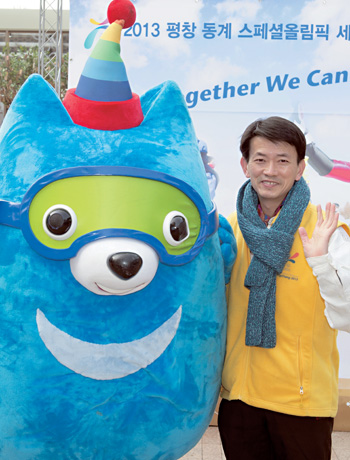 뇌병변 장애를 딛고 봉사의 달인으로 거듭난 김경운씨는 2013 평창동계스페셜올림픽에도 자원봉사자로 참가해 외국선수들의 입국 안내를 맡게 됐다.