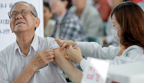 서울 광진구에 사는 한 어르신이 광진구청에서 계절인플루엔자 예방접종을 받고 있다.