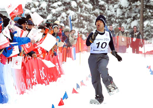 2005년 제 8회 일본 나가노 동계 스페셜올림픽 스노슈잉 선수가 설원을 달리고 있다.