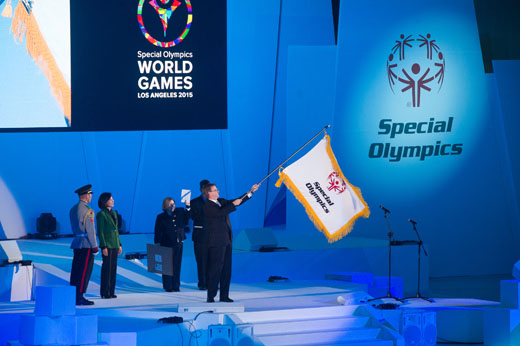 대회기는 2015년 로스앤젤레스 하계 스페셜올림픽대회 개최국인 미국 조직위원장에게 전달됐다. 