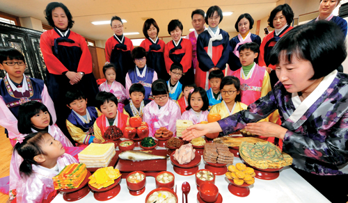 설은 가족이 함께 즐기는 민족의 대명절이다. 이번 설을 앞두고 대전 대현동 대전평생학습관에서는 가족과 함께하는 설맞이 예절교육 행사가 열렸다.