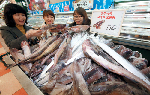 정부가 설을 맞아 비축 수산물을 저렴한 가격에 공급하고 나섰다. 주부들이 서울의 한 할인마트에서 정부 비축 수산물을 고르고 있다.