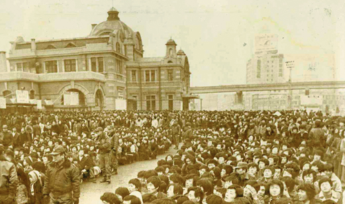 1978년 1월 27일 설날 귀성열차 예매를 위해 서울역 광장을 가득 메운 사람들.