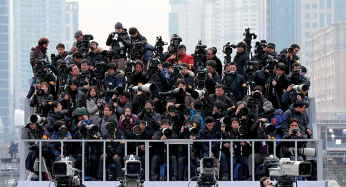 박근혜 대통령 취임식을 취재 중인 국내외 취재진이 국회 앞마당에 설치된 대형 포토존에서 열띤 취재경쟁을 벌이고 있다.