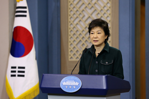 박근혜 대통령이 4일 청와대 춘추관에서 대국민 담화를 발표하고 있다. (사진=청와대)
