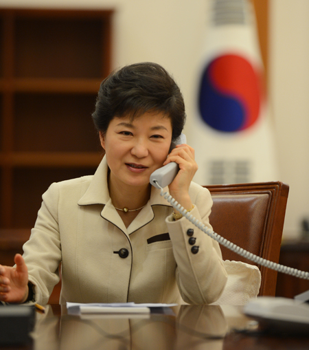 박근혜 대통령이 6일 오후 청와대 집무실에서 아베 신조 일본 총리와 전화통화를 하고 있다. (사진=청와대)