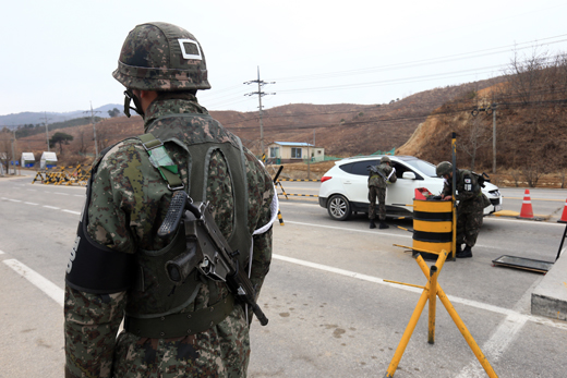 지난 9일 강원도 고성군 민통선 검문소에서 장병들이 통일전망대 출입차량을 확인하고 있다. ‘키 리졸브’ 등 한미합동군사연습과 유엔 안전보장이사회의 대북제재 결의 채택에 반발한 북한의 군사적 위협의 강도가 높아지면서 우리 군의 전방지역 경계도 한층 강화됐다.(사진=저작권자 (c) 연합뉴스. 무단전재-재배포금지)