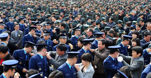 지난 8일 계룡대 대연병장에서 거행된 2013년 장교 합동임관식에서 신임장교 가족들이 계급장을 달아주고 있다. 이날 신임 소위들은 조국수호에 대한 결의를 담은 ‘조국수호 결의문’을 낭독하며 ‘강한 군대, 튼튼한 안보를 위해 단결하는 국군 장교’ ‘국민의 생명과 재산을 지키는 데 앞장서는 국군 장교’가 될 것을 결의했다