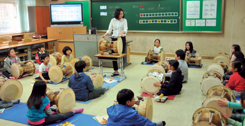 서울 영등포구 당산초등학교에서 김보라 국악예술강사가 학생들과 장구수업을 진행하고 있다.