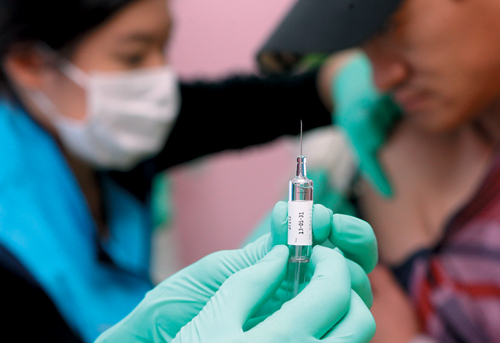 서울 용산에서 의료단체 봉사단원들이 취약계층에 무료 독감 예방접종을 하고 있다.