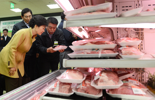 박근혜 대통령이 13일 서울 서초구 양재동 농협 하나로클럽을 방문, 정육코너에서 돼지고기 가격 동향 등을 점검하고 있다. 