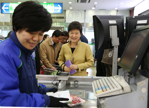 박근혜 대통령이 13일 서울 서초구 양재동 농협 하나로클럽을 방문, 직접 구매한 농축산물을 계산대에서 계산하고 있다.