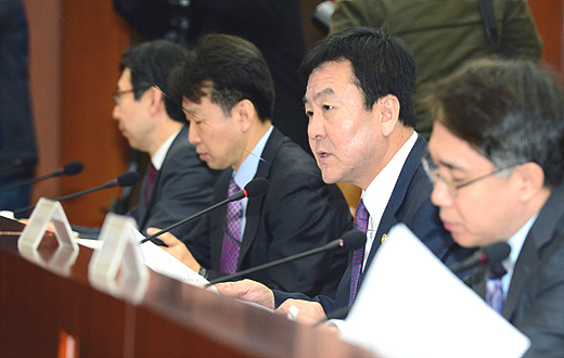 신제윤 기획재정부 제1차관이 15일 정부중앙청사에서 주재한 물가관계부처회의에서 모두발언을 하고 있다.