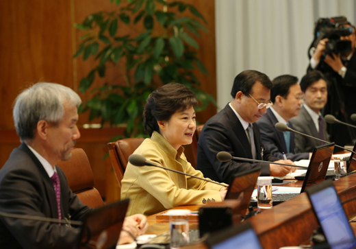 박근혜 대통령이 18일 오전 청와대에서 열린 수석비서관회의에서 국정현안에 대해 말하고 있다. (사진=청와대)