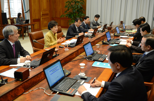 박근혜 대통령이 18일 오전 청와대에서 열린 수석비서관회의에서 국정현안에 대해 말하고 있다. 