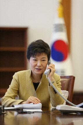 박근혜 대통령이 20일 오후 청와대 집무실에서 시진핑 중국 국가주석과 전화하고 있다. (사진=청와대)