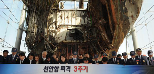 지난 21일 오후 경기도 평택 해군2함대 사령부를 찾은 박세환 재향군인회장을 비롯한 호국보훈안보단체장 및 임직원,청년단원 등 100여 명이 천안함 선체 앞에서 순직용사 46명에 대한 묵념하고 있다.(사진=재향군인회)　