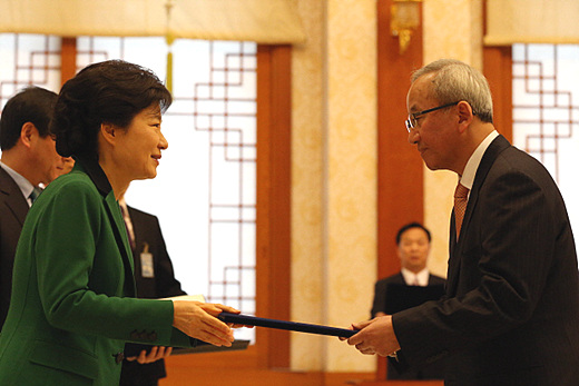 박근혜 대통령이 22일 청와대에서 현오석 부총리 겸 기획재정부 장관에게 임명장을 전달하고 있다.