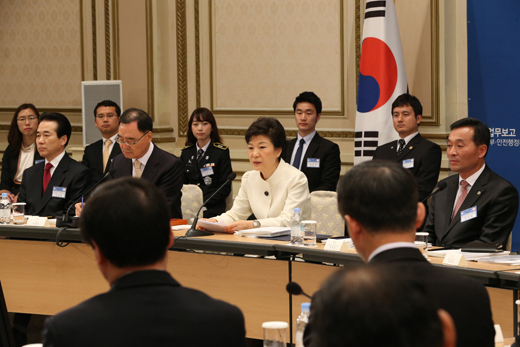 박근혜 대통령이 5일 오전 청와대에서 열린 법무부·안전행정부 업무보고에 앞서 모두발언하고 있다.(사진= 청와대) 