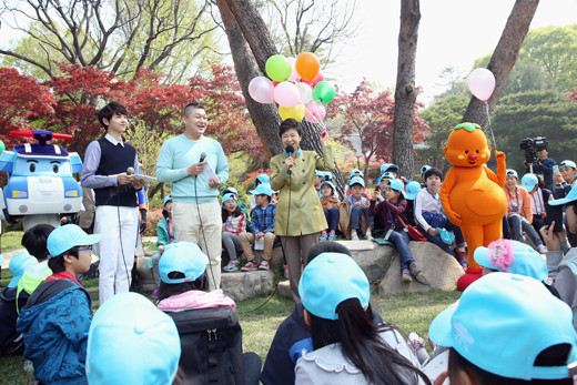박근혜 대통령이 청와대 녹지원에서 열린 제91회 어린이날 청와대 초청 행사에서 인사말 하고 있다.