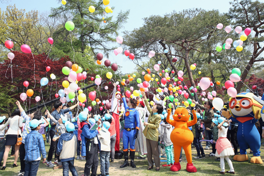 박근혜 대통령이 청와대 녹지원에서 열린 제91회 어린이날 청와대 초청 행사에서 참석 어린이들과 풍선을 날려보내고 있다. 