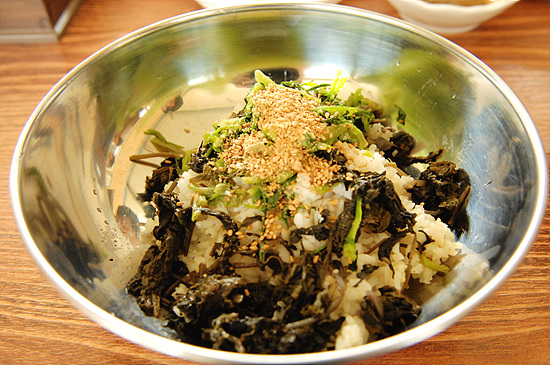 분천역 옆 식당에서 파는 곤드레비빔밥. 담백한 맛이 일품이다.