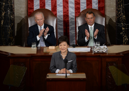 박근혜 대통령이 8일 오전(현지시간) 미 의회에서 열린 상하원 합동회의에서 연설하고 있다. 왼쪽은 조 바이든 부통령 겸 상원의장, 오른쪽은 존 베이너 하원의장. 